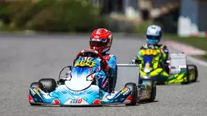 Vincent Stiffel im Kart, dahinter ein Verfolger