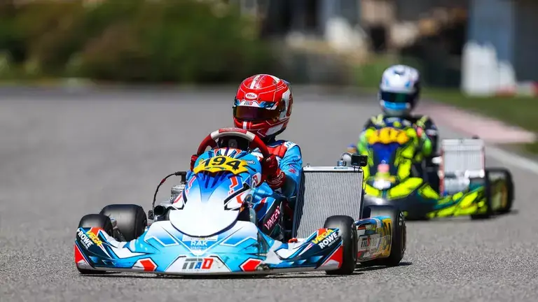 Vincent Stiffel im Kart, dahinter ein Verfolger