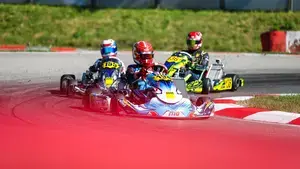 Vincent Stiffel mit Startnummer 194 führt eine Kartgruppe durch eine Kurve
