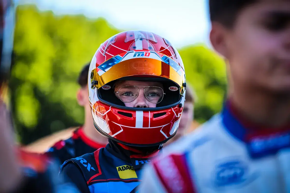 Vincent Stiffel mit rotem Helm im Kart