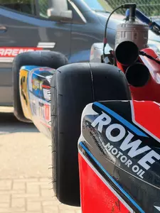 Vincents Kart mit ROWE-Frontspoiler, im Hintergrund der Transporter der ARENA E