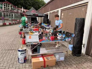 Arbeiten am Kart im Fahrerlager von Ampfing beim Trainingswochenende