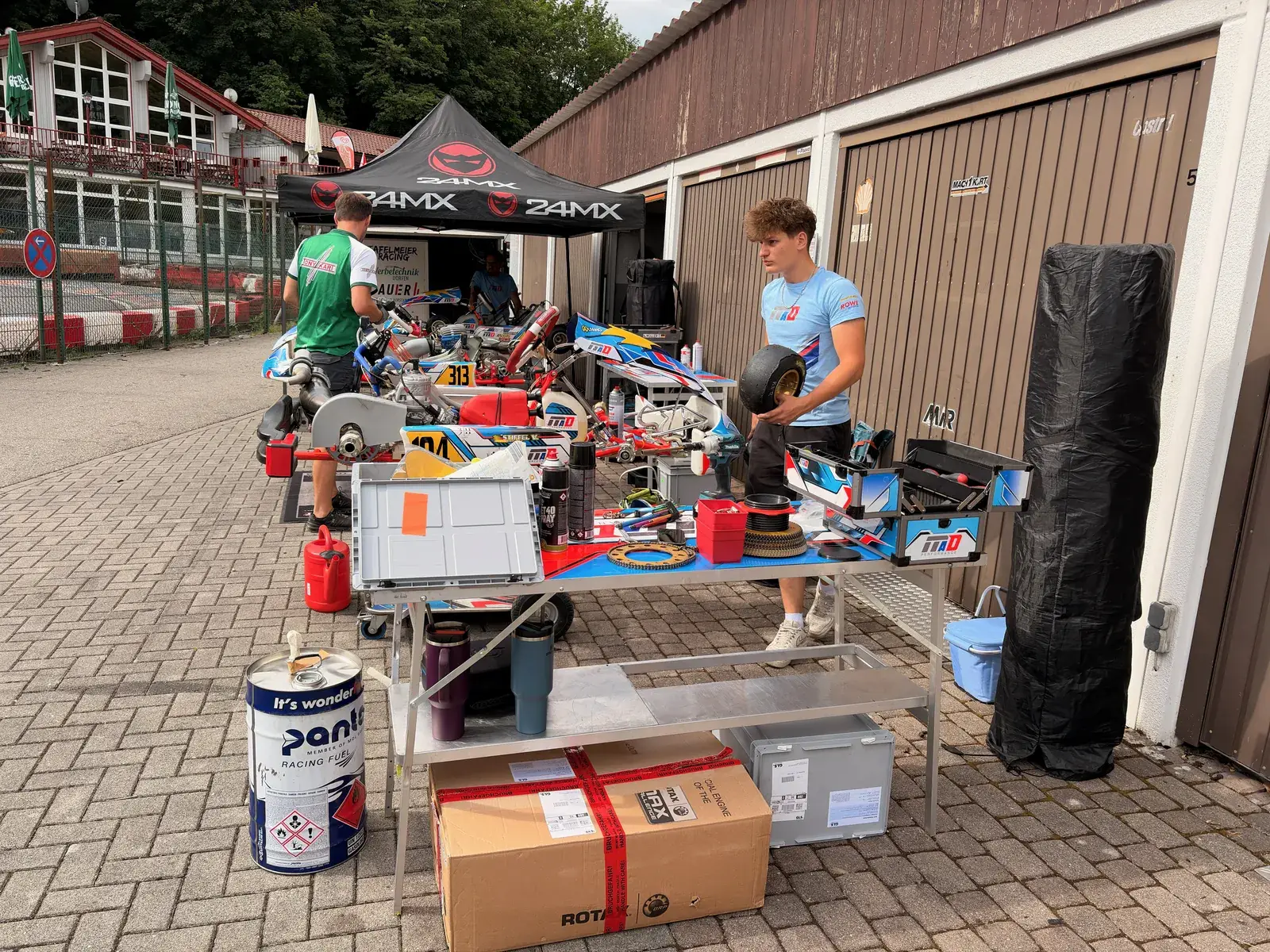 Arbeiten am Kart im Fahrerlager von Ampfing beim Trainingswochenende