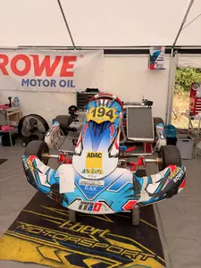 Vincents Kart mit Startnummer 194 im Teamzelt beim Training in Kerpen