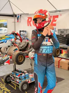 Vincent Stiffel im Rennanzug mit Helm im Teamzelt in Kerpen