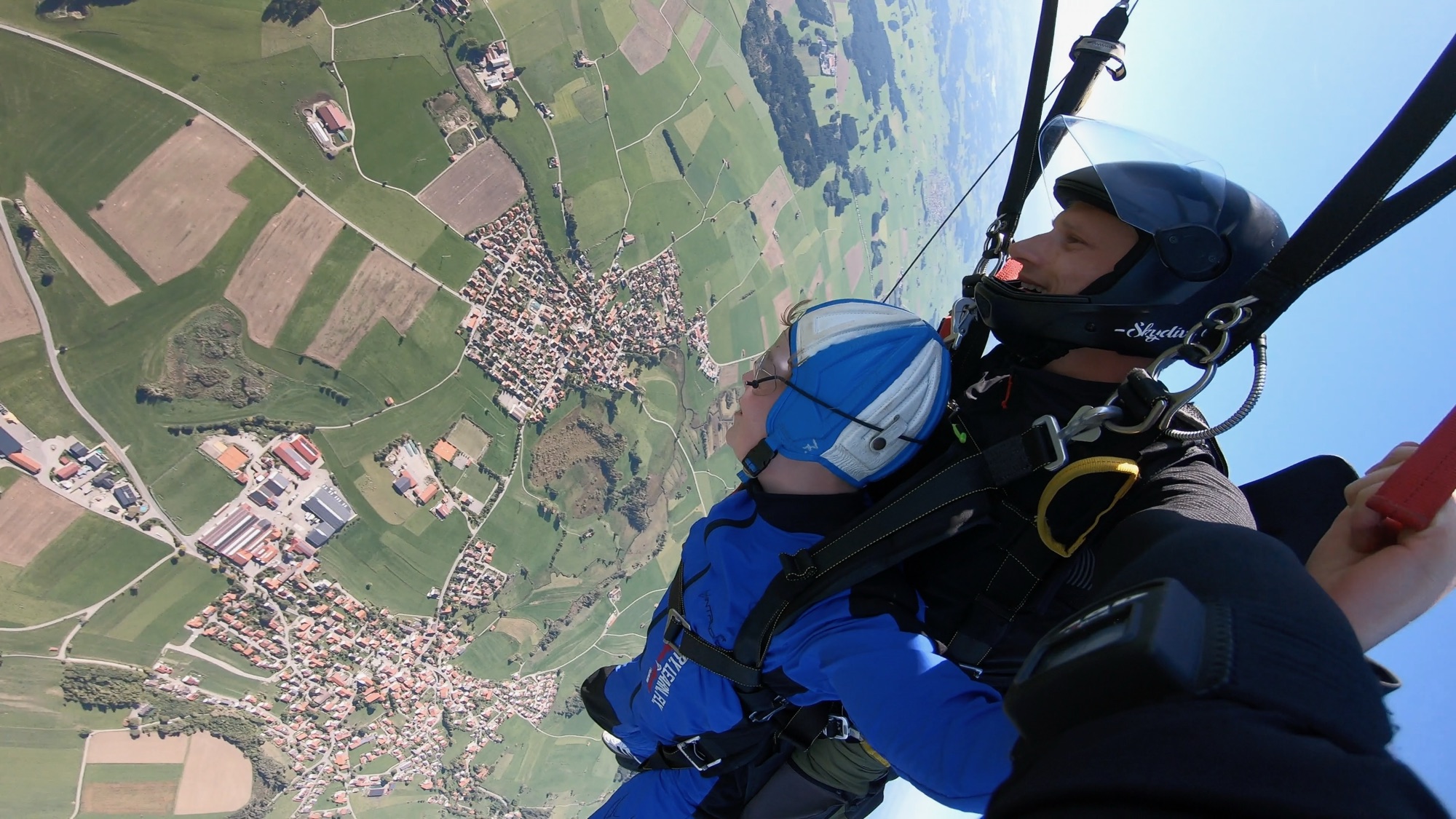 Vincent Stiffel im Tandemsprung mit Blick auf die Landschaft rund um Altenstadt
