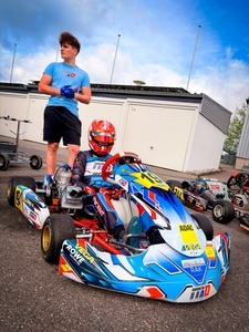 Vincent Stiffel im Kart mit der Startnummer 194 vor dem Start in Wackersdorf, daneben sein Mechaniker von MAD Performance