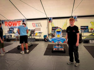 Vincent Stiffel neben seinem Kart mit der Startnummer 194 im Teamzelt von MAD Performance in Wackersdorf