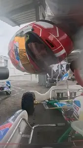 Blick aus der GoPro-Perspektive auf Vincents Helm und Kart im Regen von Wackersdorf