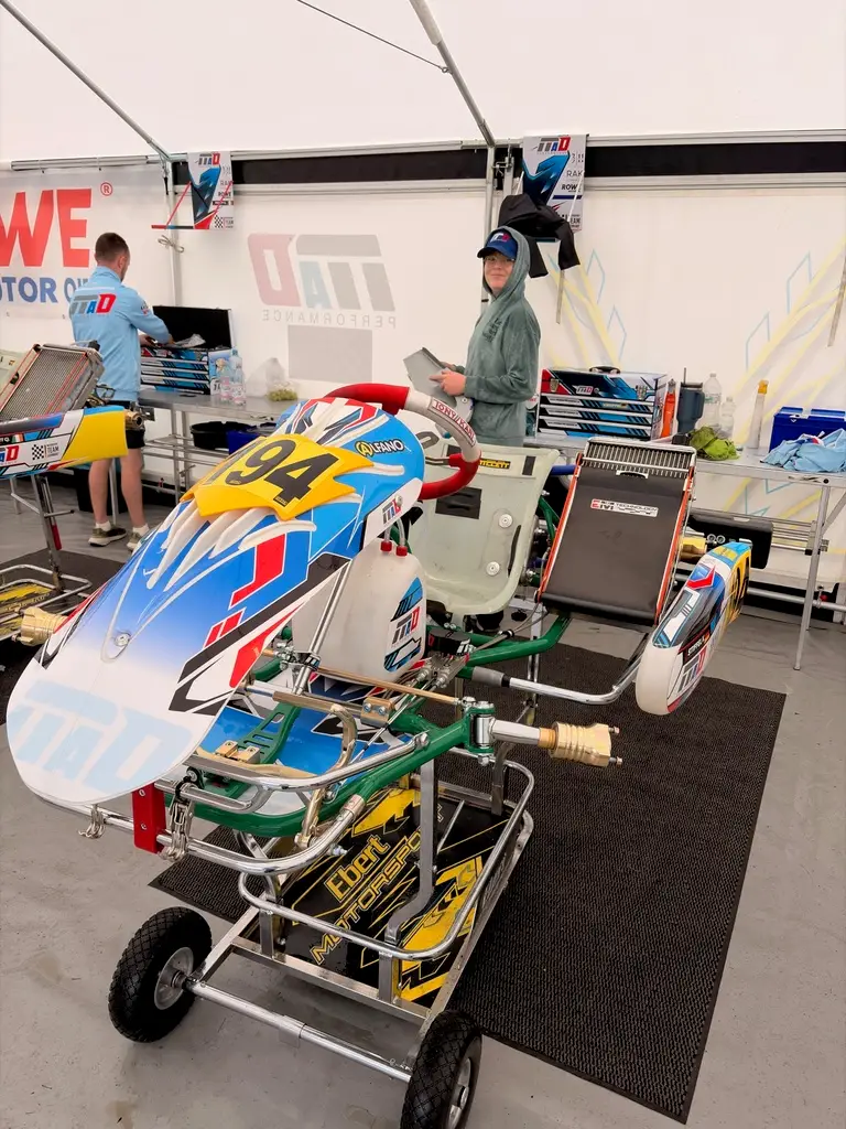 Vincent Stiffel hinter seinem neuen Tony Kart Racer 401T mit der Startnummer 194 im Teamzelt in Wackersdorf