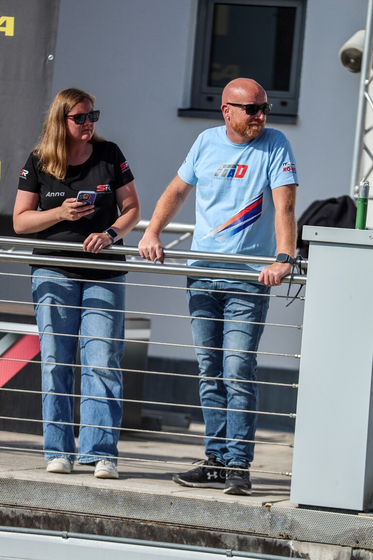 Anna und Ronny Stiffel verfolgen das Rennen von der Tribüne in Wackersdorf