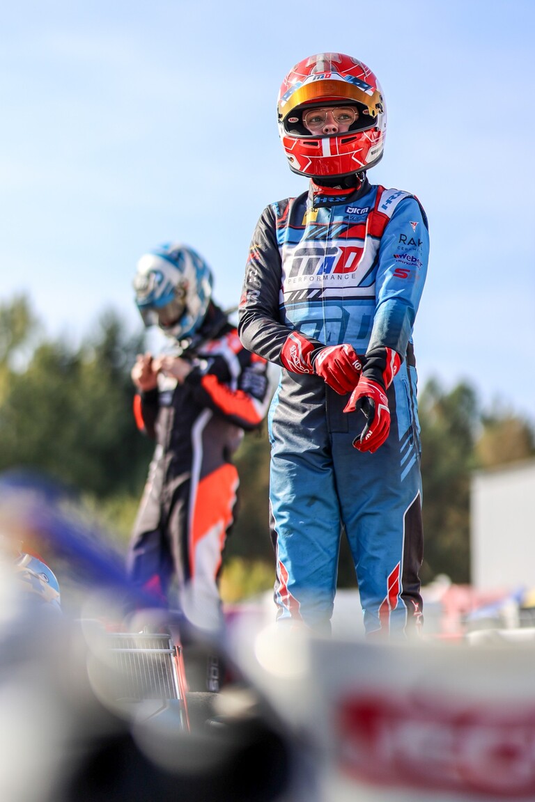 Vincent Stiffel zieht am Vorstart die Handschuhe an
