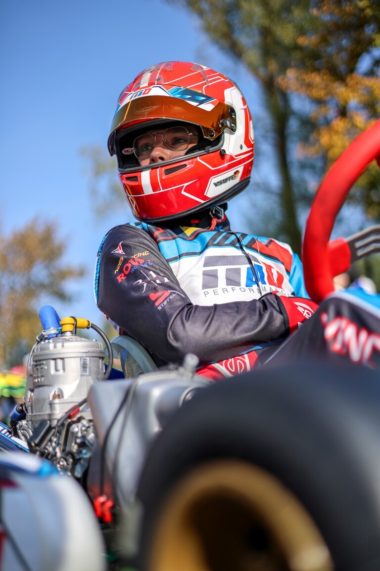 Vincent Stiffel sitzt mit Helm im Kart und wartet am Vorstart auf die Freigabe