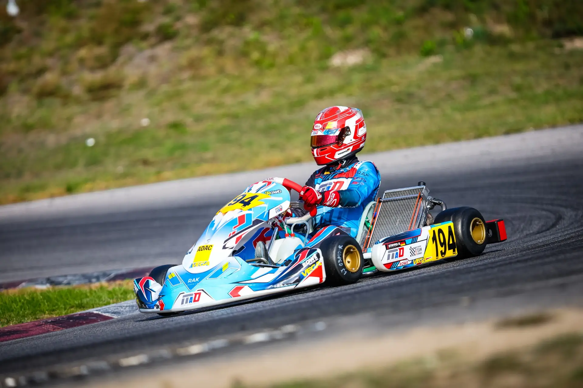 Vincent Stiffel mit der Startnummer 194 beim Finale der ADAC Kart Masters 2026 in Wackersdorf in der Kurve