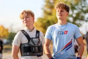 Vincent Stiffel mit Emilio, Mechaniker und Freund der Familie, im Fahrerlager beim Finale der ADAC Kart Masters 2026 in Wackersdorf