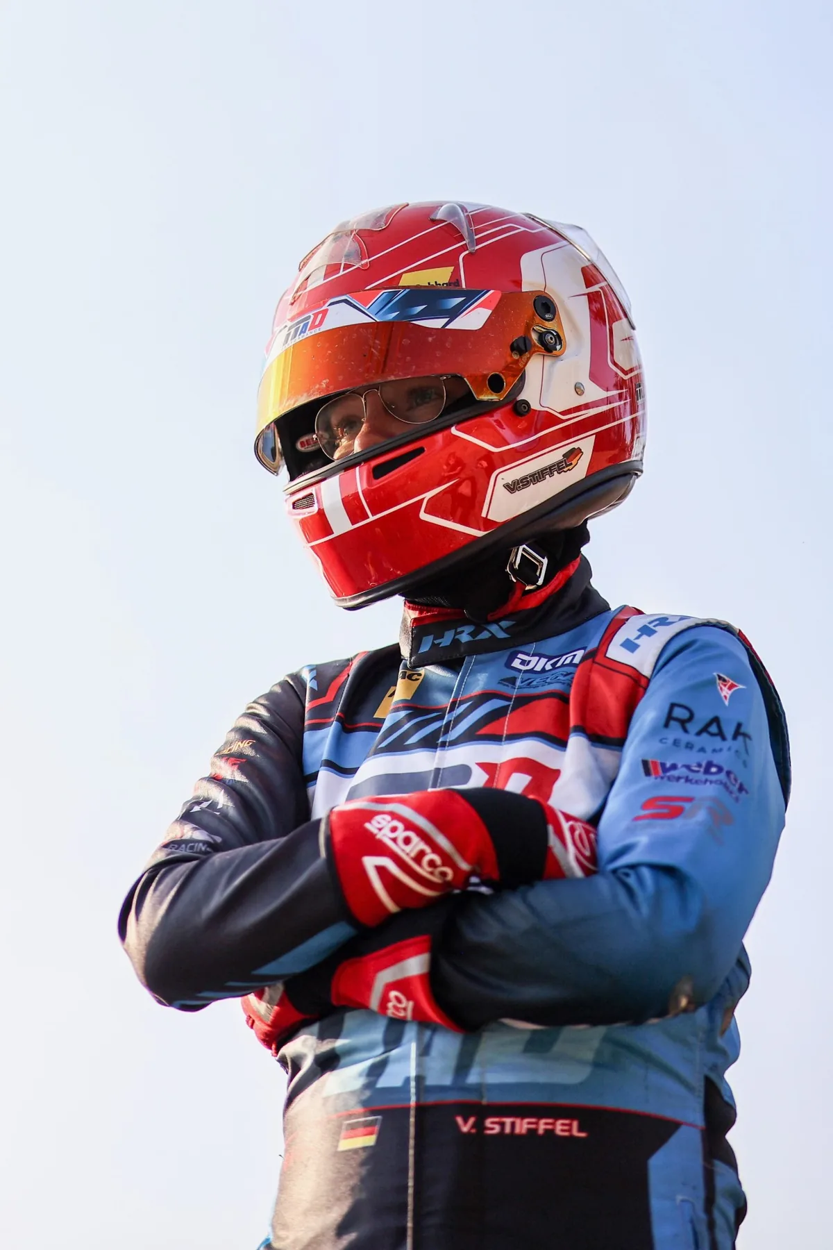 Vincent Stiffel mit rotem Helm und verschr&auml;nkten Armen vor dem Start beim ADAC Kart Masters Finale 2026 in Wackersdorf