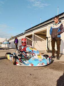Vincent Stiffel sitzt im Kart im Fahrerlager von Wackersdorf, bereit für die Trockensession