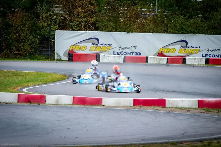 Luke Frings und Vincent Stiffel nebeneinander in einer nassen Kurve in Wackersdorf
